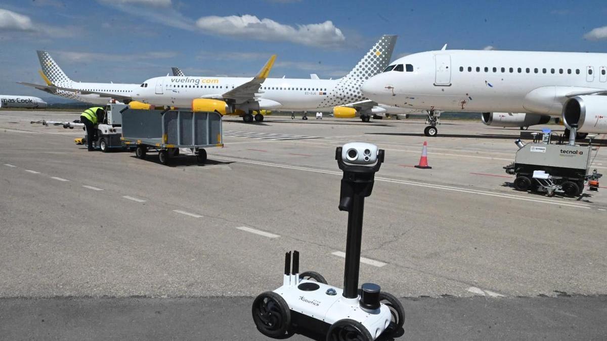 Un robot vigilante este miércoles en la pista del Aeropuerto de Castellón.