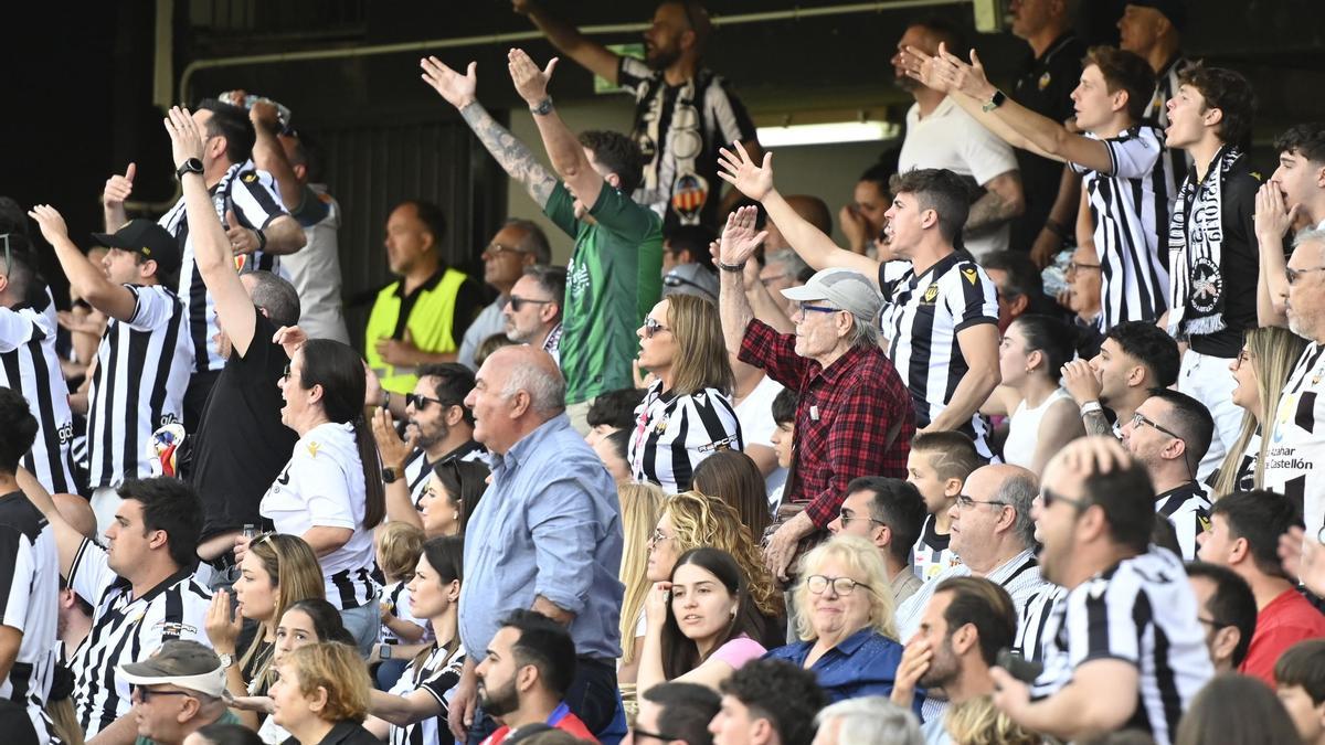 Aficionados albinegros en las gradas, durante el Castellón-Eldense del pasado fin de semana.