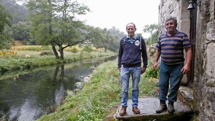 Suso Domínguez (izq.), entre su casa y el Tamuxe, con Carlos Guerra.