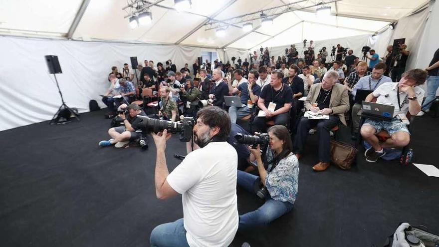 Aspecto de la carpa de prensa durante una de las conferencias de ayer. // R. Grobas