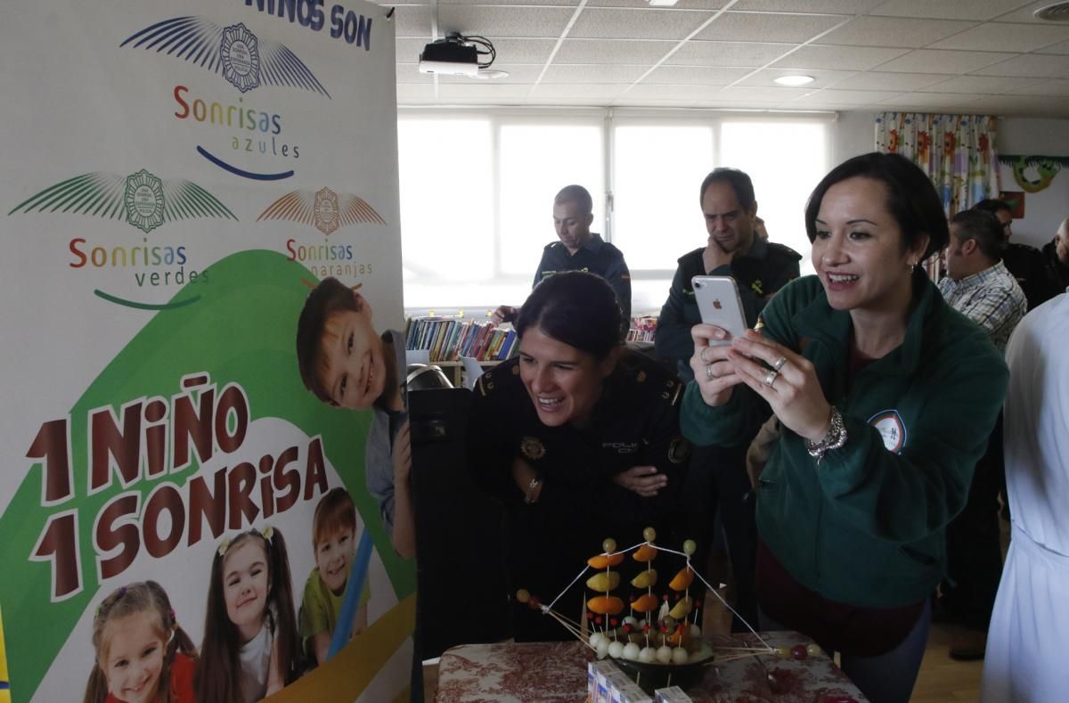 La asociación Sonrisas visita  a los niños hospitalizados en el Reina Sofía