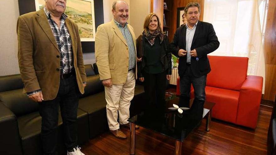 El alcalde con los responsables del Congreso Internacional de Xerontoloxía e Xeriatría.// Rafa Vázquez