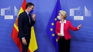 Pedro Sánchez saluda a la presidenta de la Comisión Europea, Ursula Von der Leyen, en Bruselas, el 23 de septiembre.