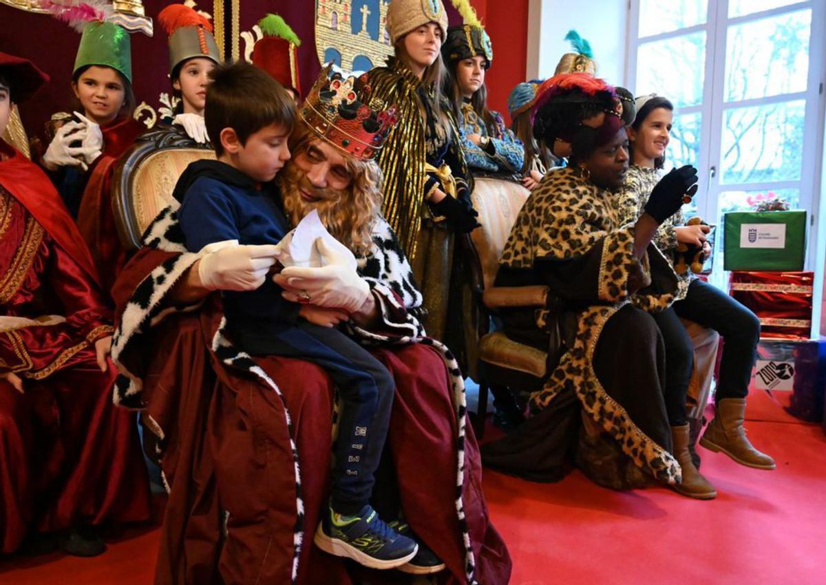 Niños entregando sus cartas a los Reyes. |   // RAFA VÁZQUEZ