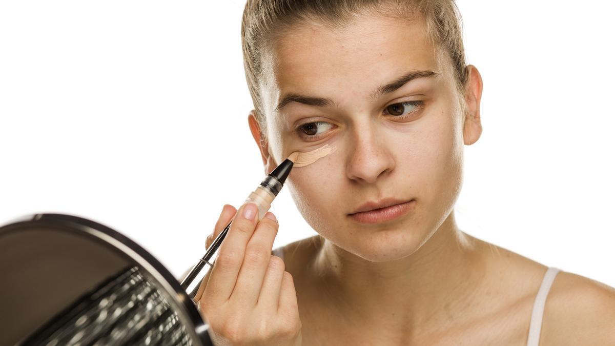 La técnica definitiva para evitar que te salgan pliegues en el contorno de ojos con el maquillaje