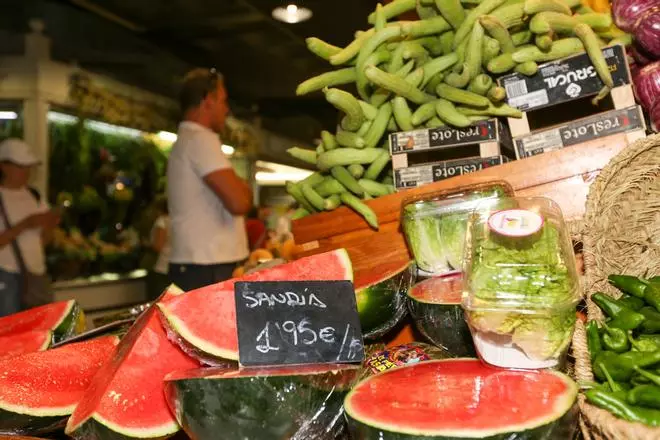 La especulación de los intermediarios y la subida energética elevan hasta un 611% el precio de la fruta de verano entre el campo y el súper