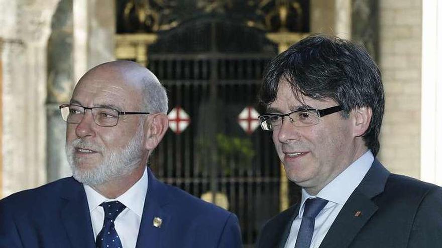 El nuevo fiscal general del Estado, José Manuel Maza, estrecha, ayer, en Barcelona, la mano del &quot;president&quot; Puigdemont. // Efe