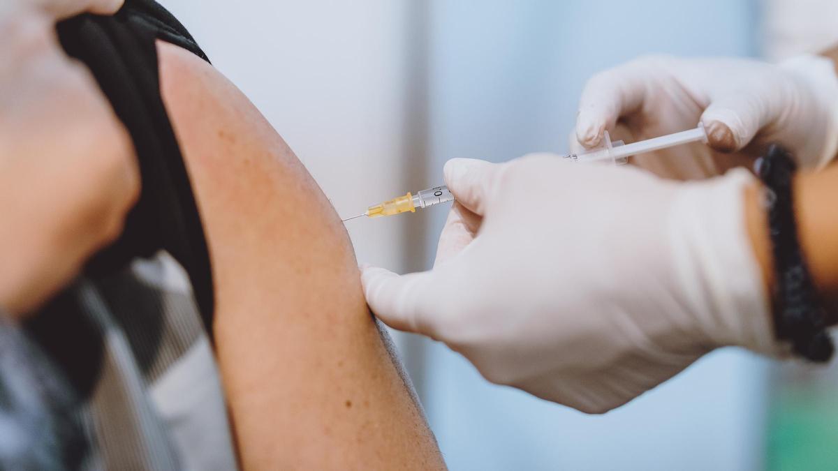 Una persona recibe la inyección de una vacuna.