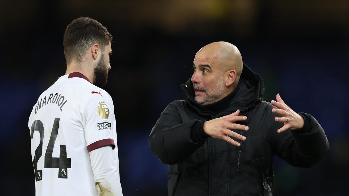 Pep Guardiola, charlando con Josko Gvardiol durante un partido del Manchester City