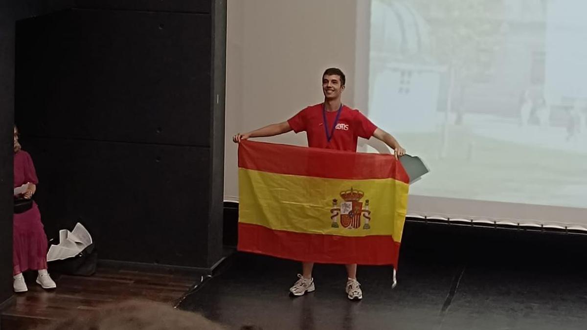 Miguel Cores Mejuto, con la medalla de bronce obtenida en la IMC de Bulgaria