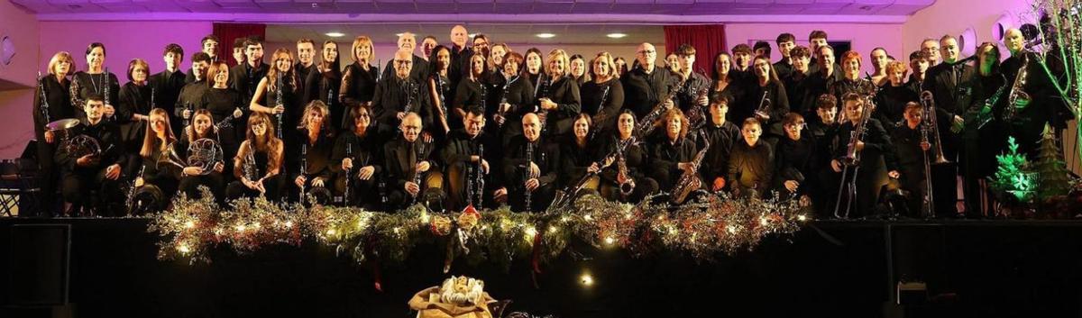 Los 85 integrantes se subieron al escenario para realizar su tradicional actuación y recordar a su compañero.