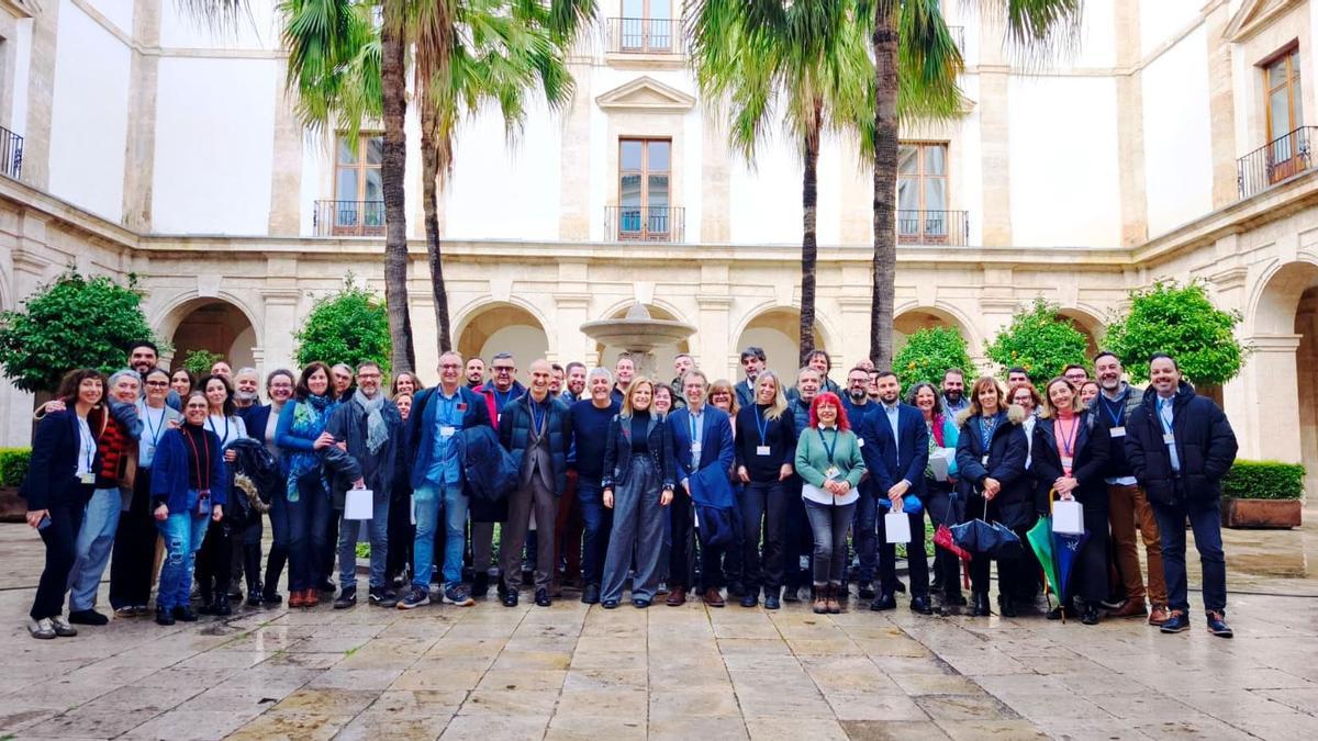 La delegada del Gobierno, Pilar Bernabé, con los periodistas asistentes a la copa de Navidad