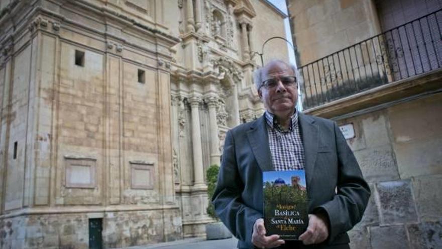 El archivero de Santa María, ayer, con el libro que hoy presenta y la basílica de fondo.