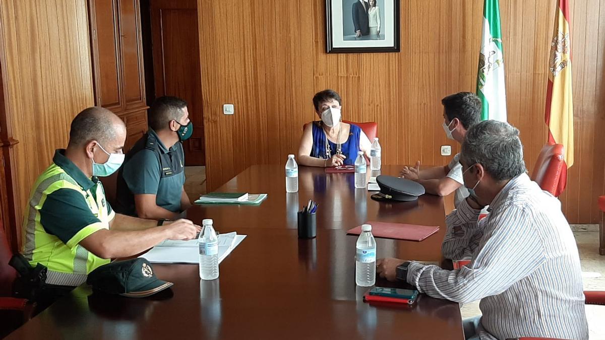 Rafaela Valenzuela, en el centro, en la reunión de coordinación de fuerzas y cuerpos de seguridad.