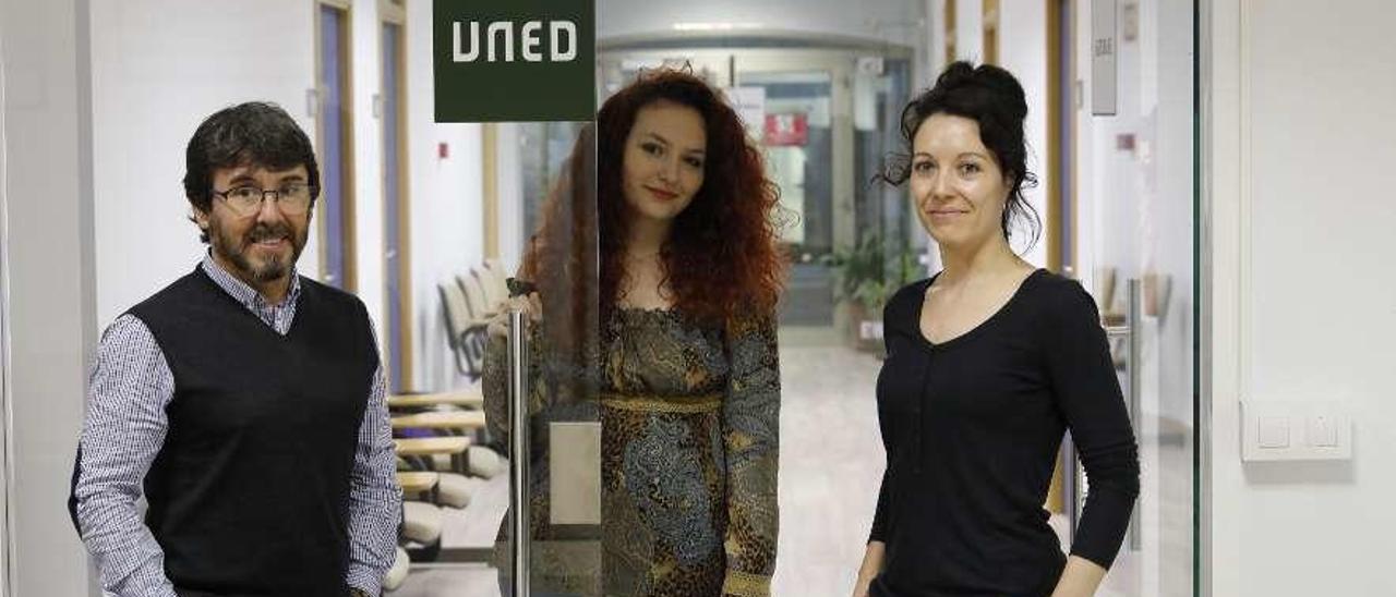 Por la izquierda, Emilio Marqués, Nerea Fernández Morán y Rebeca de Mateo Peña, en el centro asociado de la UNED en Asturias.