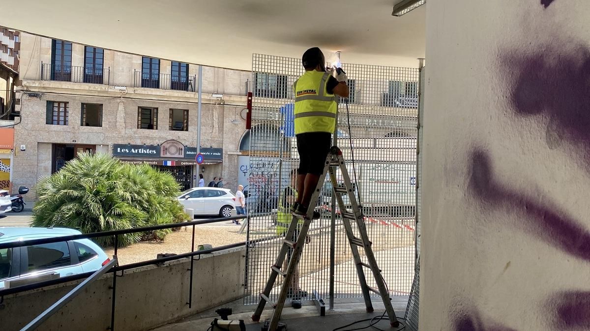 Cierran con barreras metálicas el espacio donde dormían los sin techo en la plaza Comtat del Rosselló de Palma