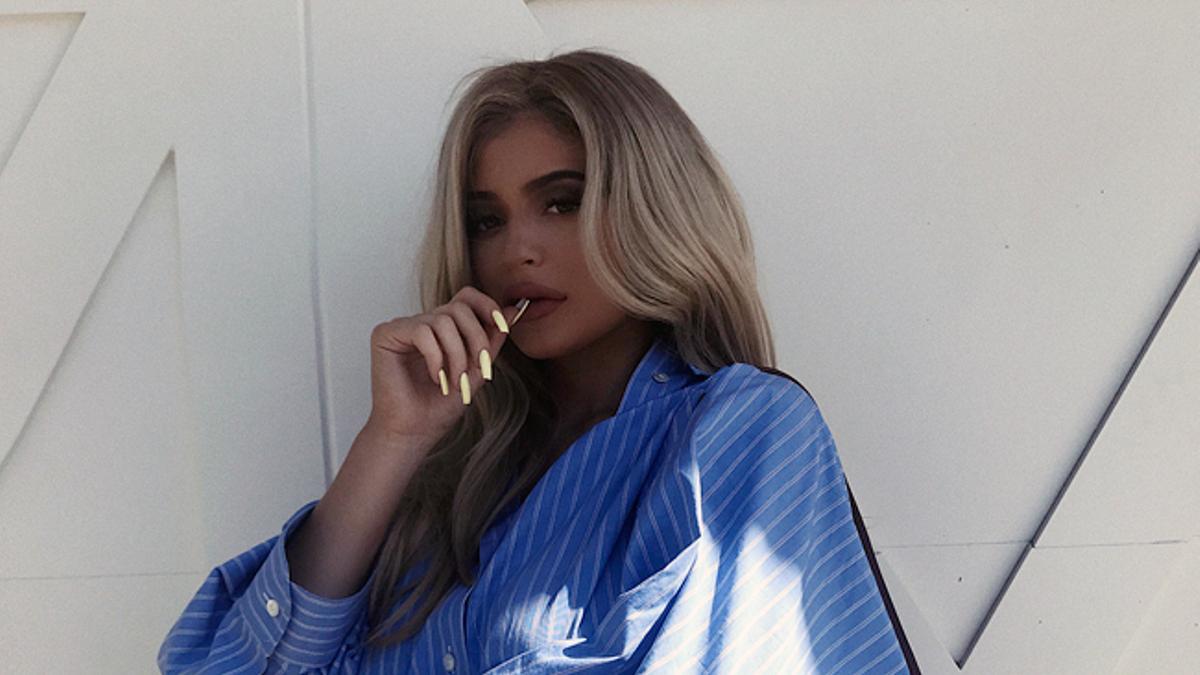 Kylie Jenner esconde tripa con camisa 'oversized' azul