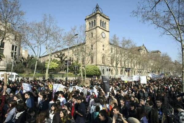 Miles de estudiantes claman contra los recortes