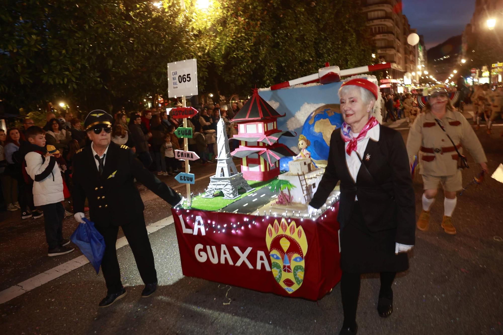 EN IMÁGENES: El Carnaval llena de color y alegría las calles de Oviedo