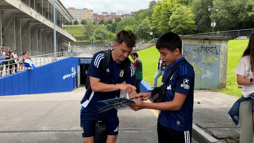 El Real Oviedo, recibido con aplausos por decenas de aficionados a su llegada al Carlos Tartiere