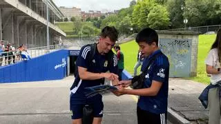 El Real Oviedo, recibido con aplausos por decenas de aficionados a su llegada al Carlos Tartiere
