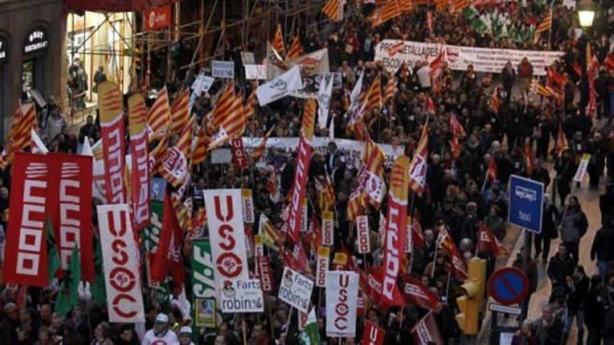 Miles de funcionarios salen a la calle en Barcelona contra los recortes