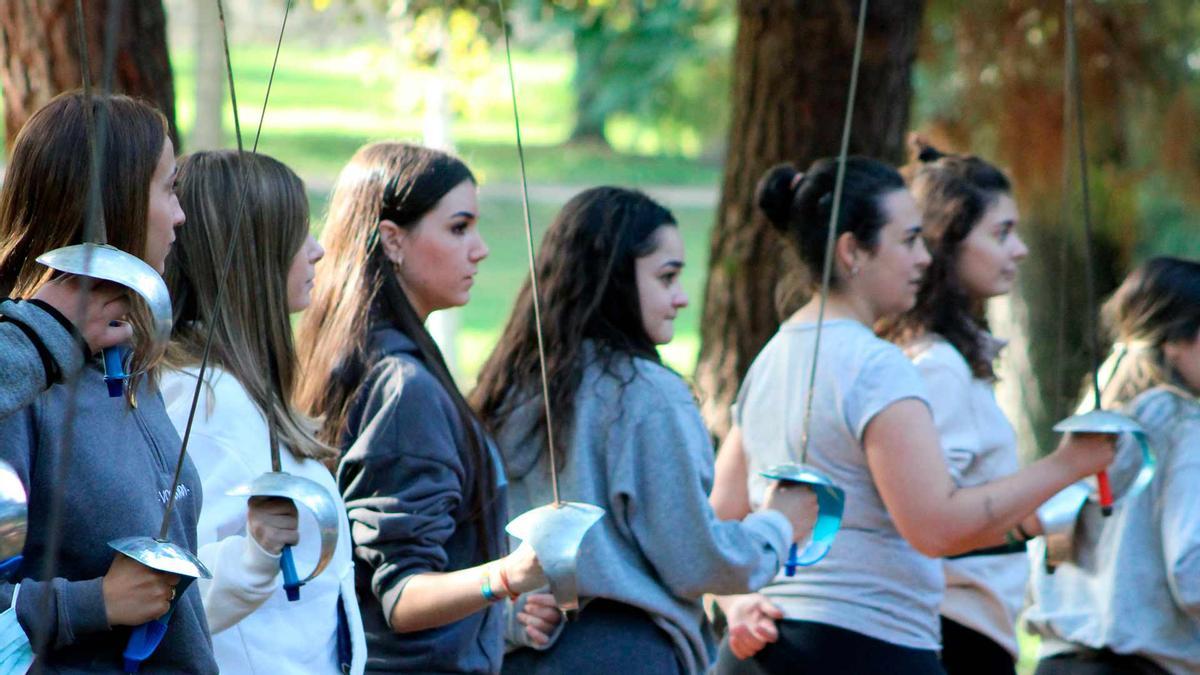 Alumnado de IMF Capitol en València trabajando las &#039;soft skills&#039; a través de un ejercicio de esgrima.