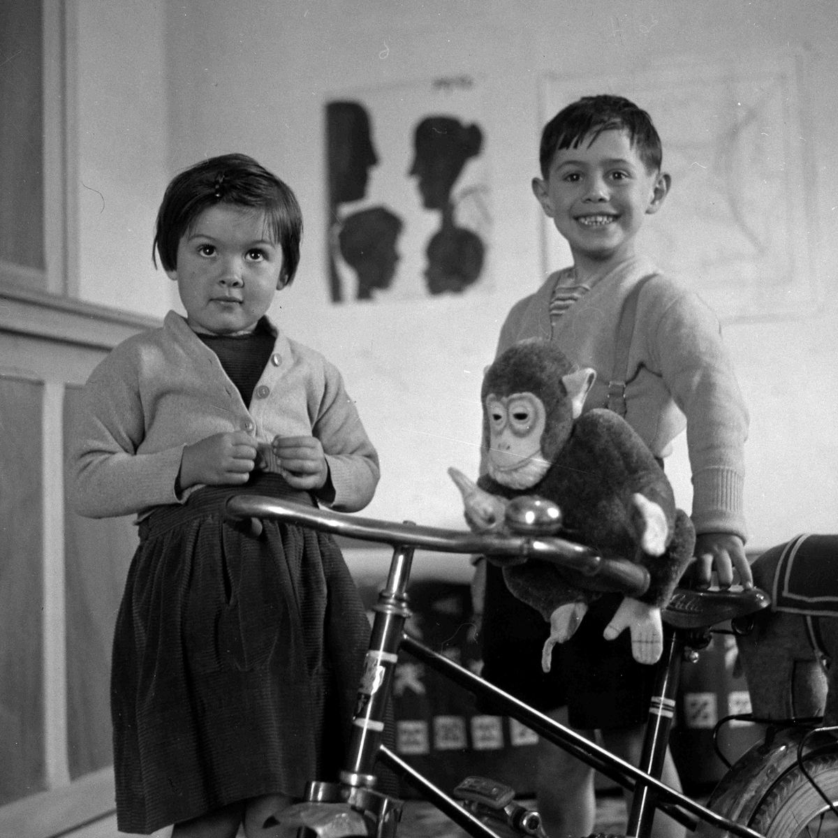 Paloma y Claude Picasso con un mono de peluche en una bicicleta, La Galloise, Vallauris, 1953.