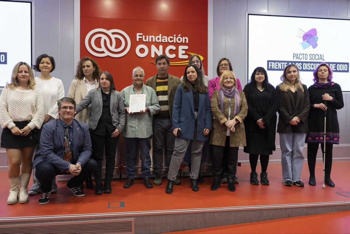 Representantes de CCOO, UGT, la Federación Estatal de Lesbianas, Gais, Trans, Bisexuales, Intersexuales y más (FELGTBI+), la Fundación Triángulo, la Asociación Chrysallis, la Fundación ONCE, el CERMI, Cesida, el Consejo de la Juventud de España, Red Acoge, CEAR, Hogar Sí y la Fundación Secretariado Gitano firman el pacto social contra los discursos de odio.