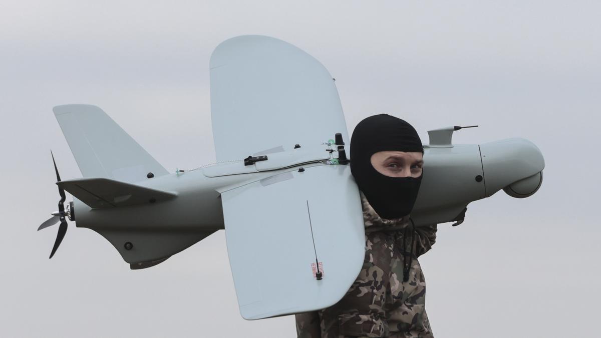 Un soldado ucraniano carga con un dron de fabricación nacional