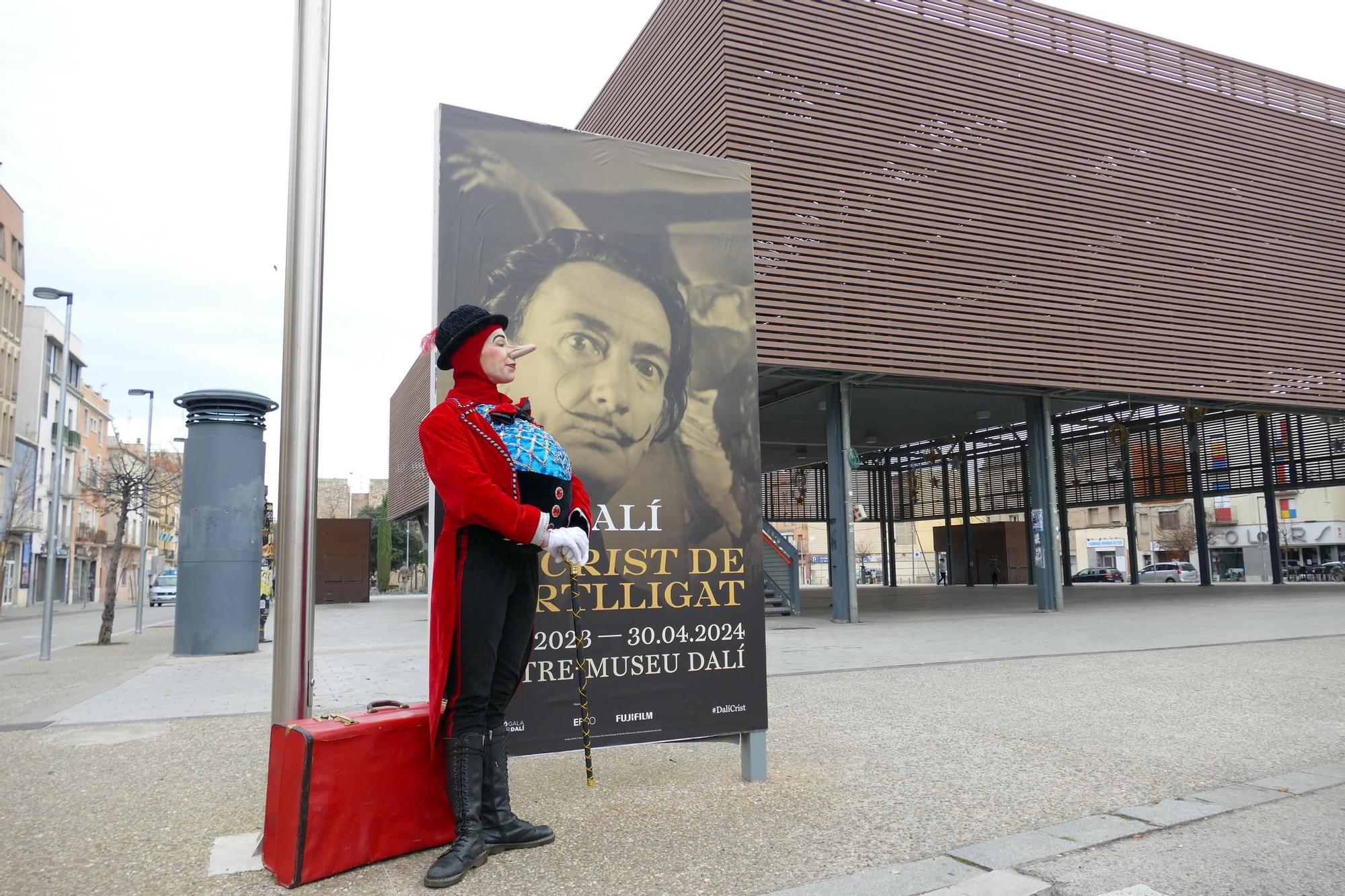 La Dona dels Nassos passeja pel centre de Figueres