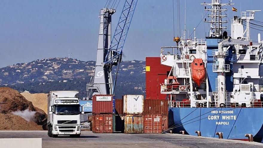 Un vaixell de càrrega al port de Palamós, en una imatge d&#039;arxiu.