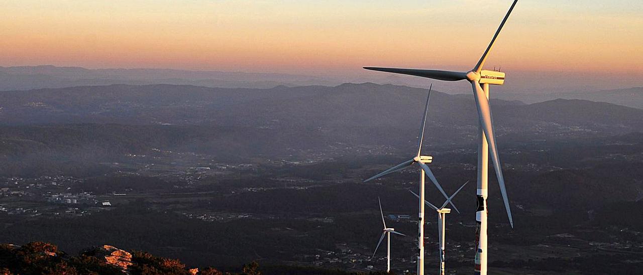 Aerogeneradores instalados en el monte Xiabre. |   // IÑAKI ABELLA