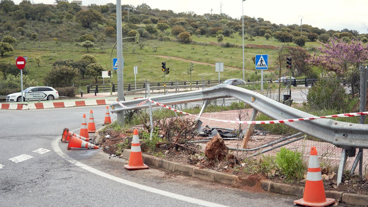 El lugar donde ocurrió el accidente, en la rotonda de acceso al R-66 en la ronda norte, aún presenta daños.