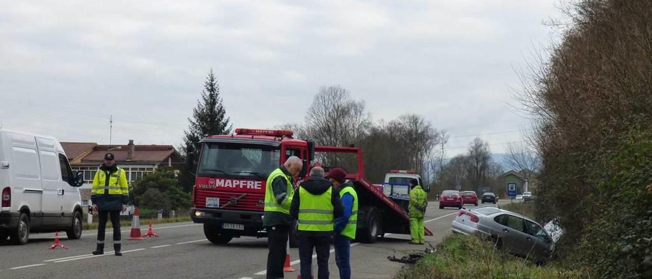 Un accidente reciente en la N-634 a la altura de El Remedio, Nava.