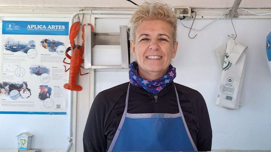María del Pilar Hernández, destrás del mostrador de la pescadería del muelle de Taliarte, en Telde.