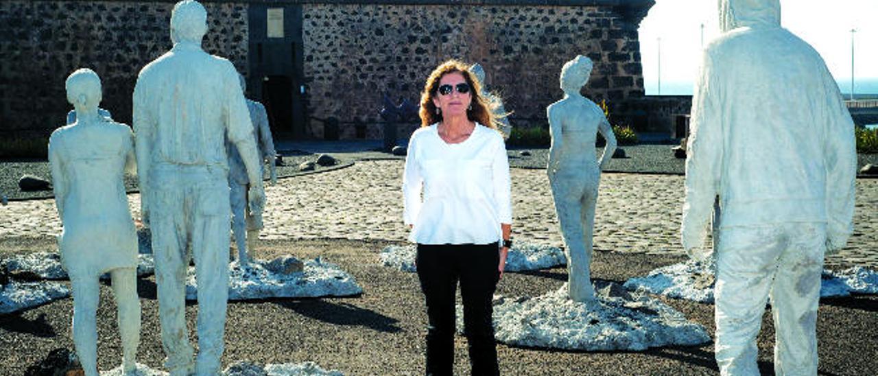 Alcántara frente al Castillo de San José rodeada por las esculturas de Jason de Caires.