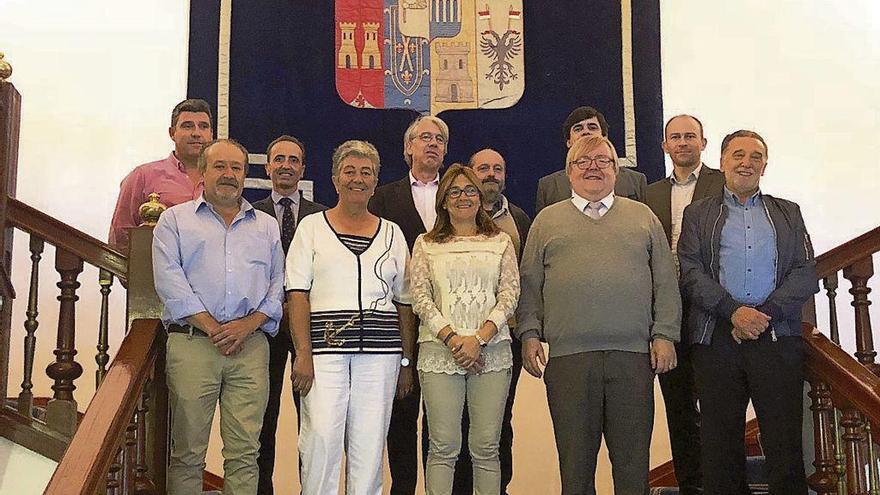 Martín Pozo, centro, junto a representantes de WindVisión y alcaldes ayer en la Diputación.