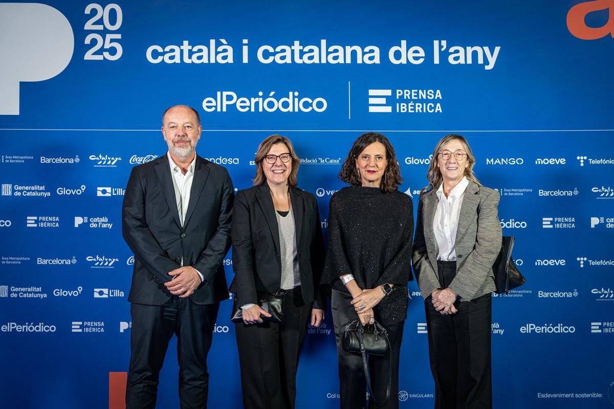Barcelona, 24/11/2025 Sociedad. Entrega Premio Català de lany. Photocall. PERSONAS: Xavier Ribó, Socio director de ROMAN, Esther Roure Directora de comunicación externa Caixabank, Gemma Martínez, directora adjunta de EL PERIÓDICO, Esther Grávalos directora de Comunicación y Asuntos Públicos Barcelona Global. AUTOR: MANU MITRU