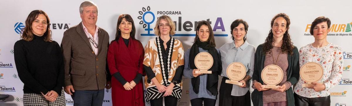 Manuela Díaz, coordinadora de la cátedra Corteva; Manuel Melgarejo, presidente de Corteva; Isabel Bombay, directora general de Desarrollo Rural del  Ministerio de Agricultura; Teresa López, presidenta de Fademur, y las premiadas Natalia Escaño, Andrea Arias, Laila Ribes y Cristina Secades.