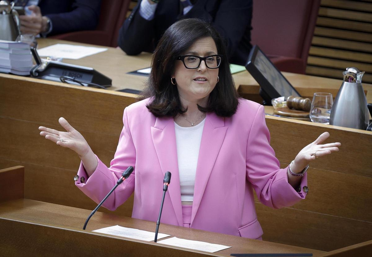 La diputada del PPCV, Nieves Martínez, interviene en el pleno de este miércoles en las Corts.