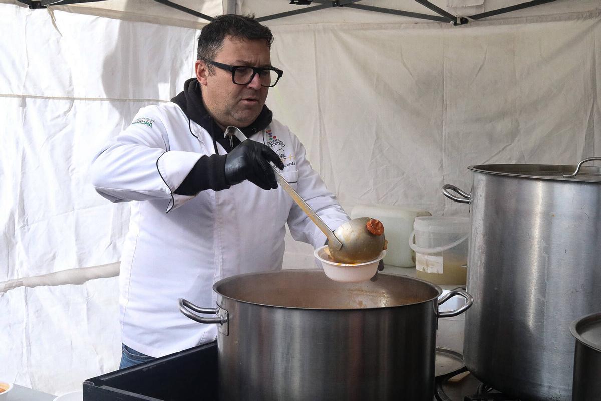 GALERÍA | Sanantonada de Azayca en la Plaza Mayor: agotados todos los platos