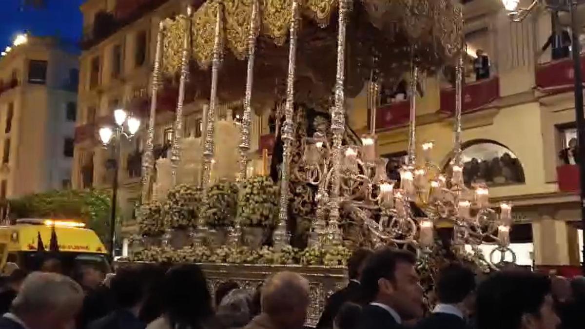 Vídeo | Maniobras de la Virgen de Gracia y Esperanza para dejar pasar a una ambulancia
