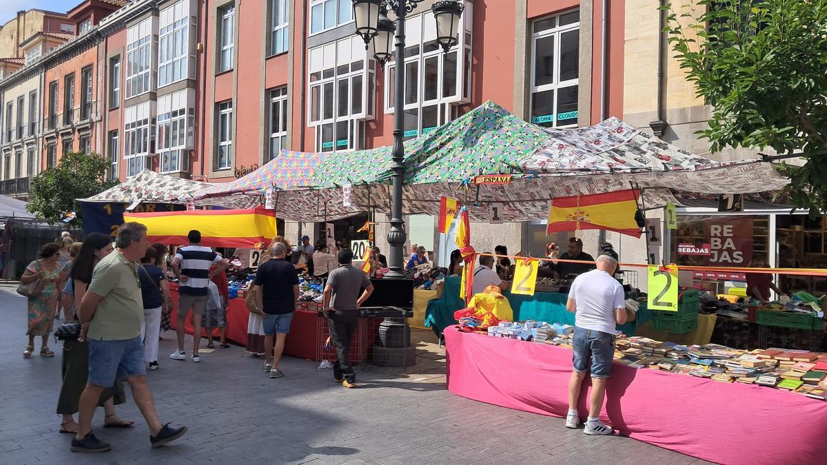 Algunos de los puestos adornados con la bandera.
