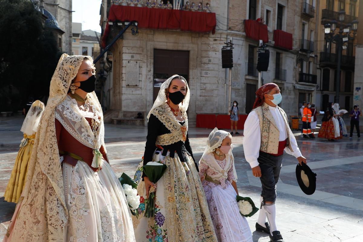 Fotos del primer día de Ofrenda de las Fallas 2021 por las calles Mar y Avellanas