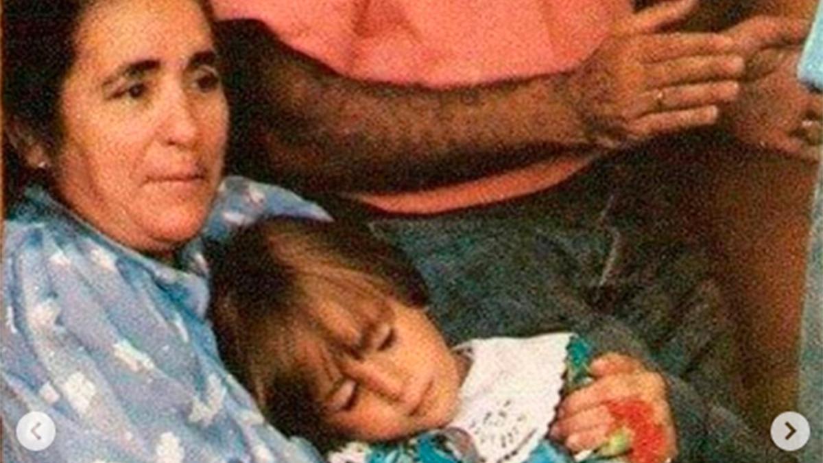 Kiko Rivera con su abuela doña Ana en una foto de su infancia