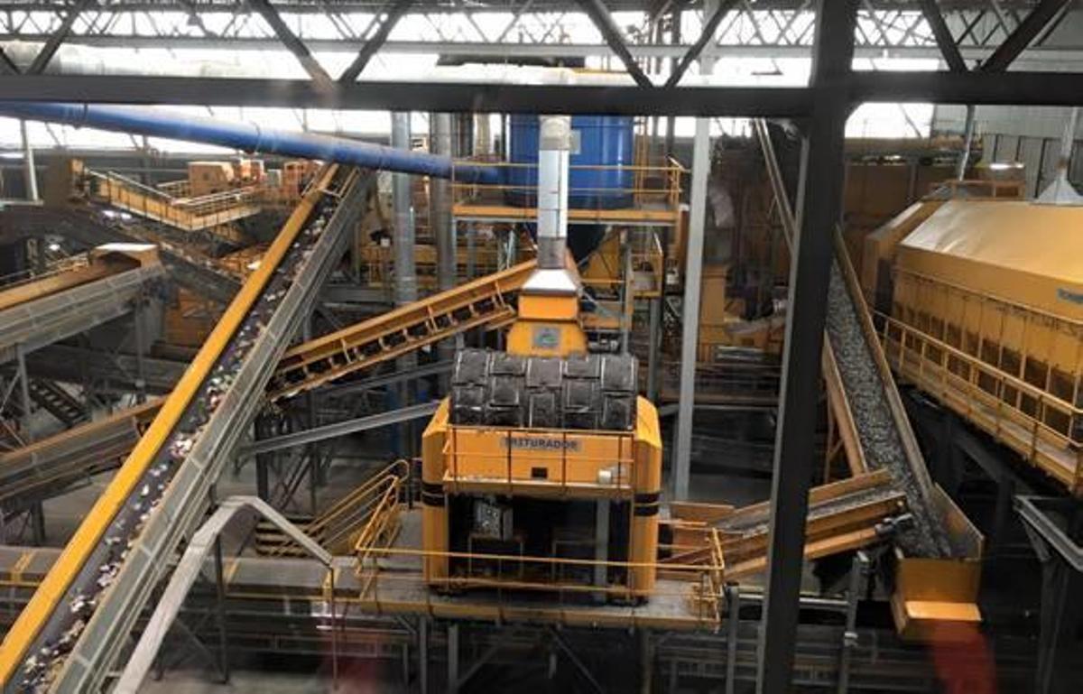 Los 27 alcaldes de la Vega visitan una planta de transferencia de basura en Valencia