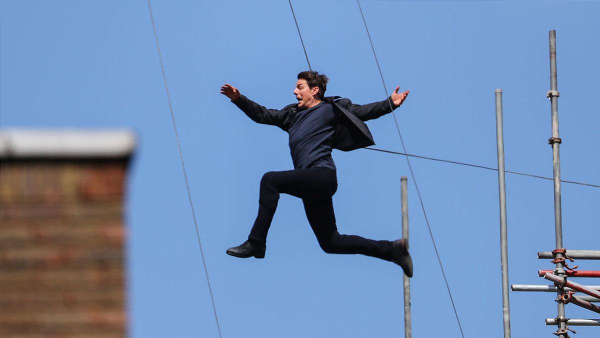 Tom Cruise salta durant l’accidentat rodatge d’una escena de ’Misión impossible 6’, a Londres.