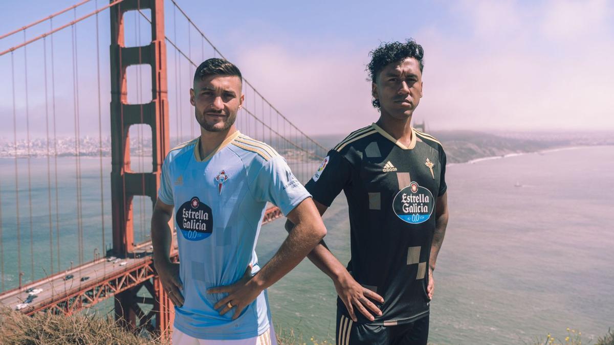 Óscar Rodríguez  y Renato Tapia posan con las nuevas camisetas junto al Golden Gate.