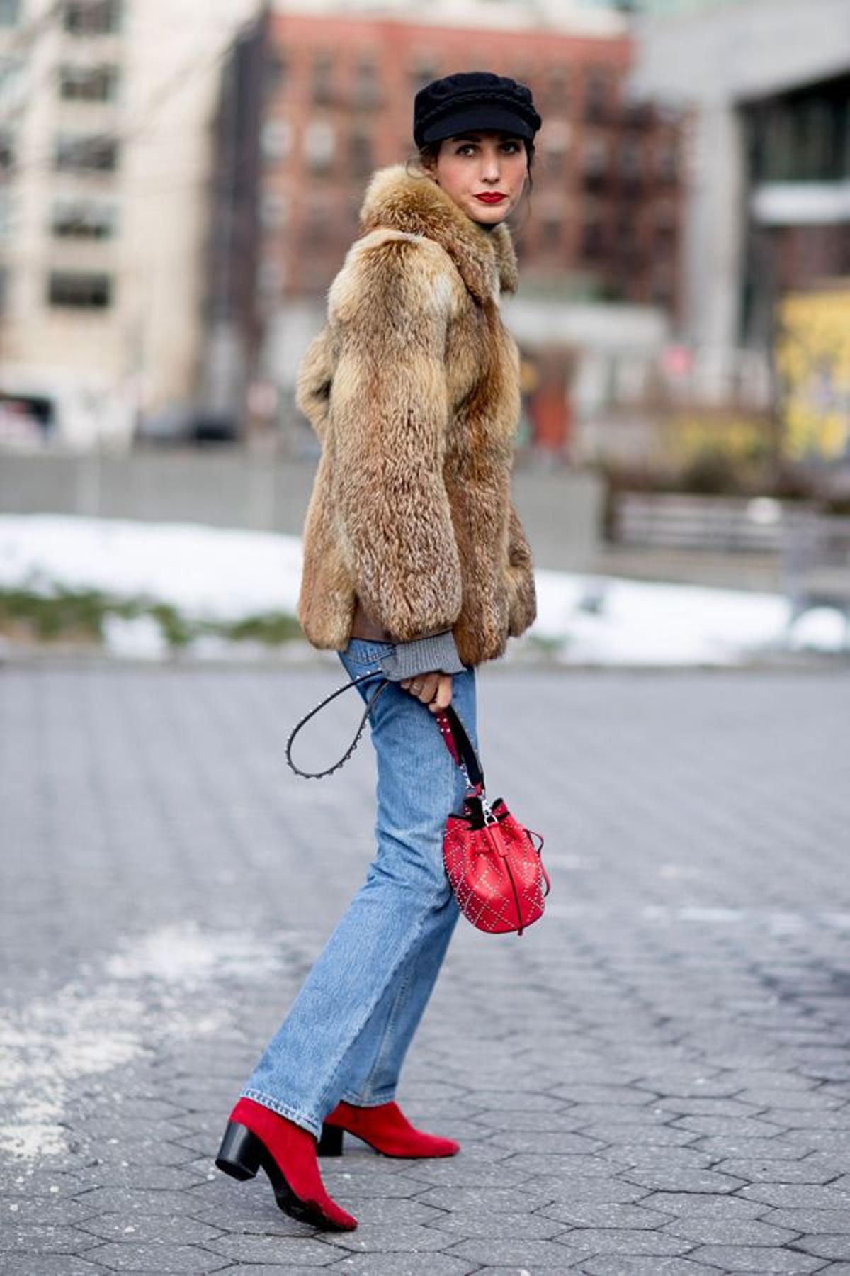 Abrigo de pelo: NY Street style, chaqueta marrón y complementos rojos